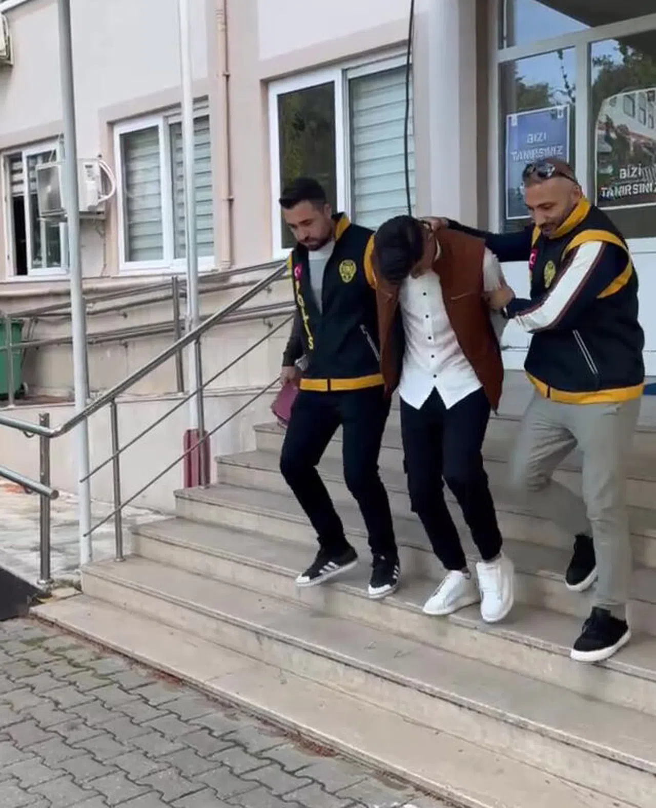 Elektrikli bisiklet ve cep telefonu gasbeden 2 zanlı tutuklandı