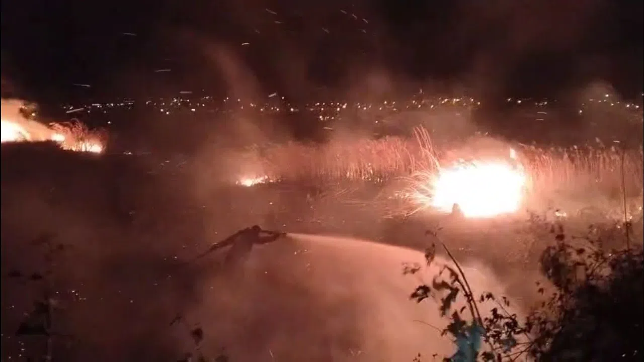 Sazlık Alanda Çıkan Yangın Güçlükle Söndürüldü