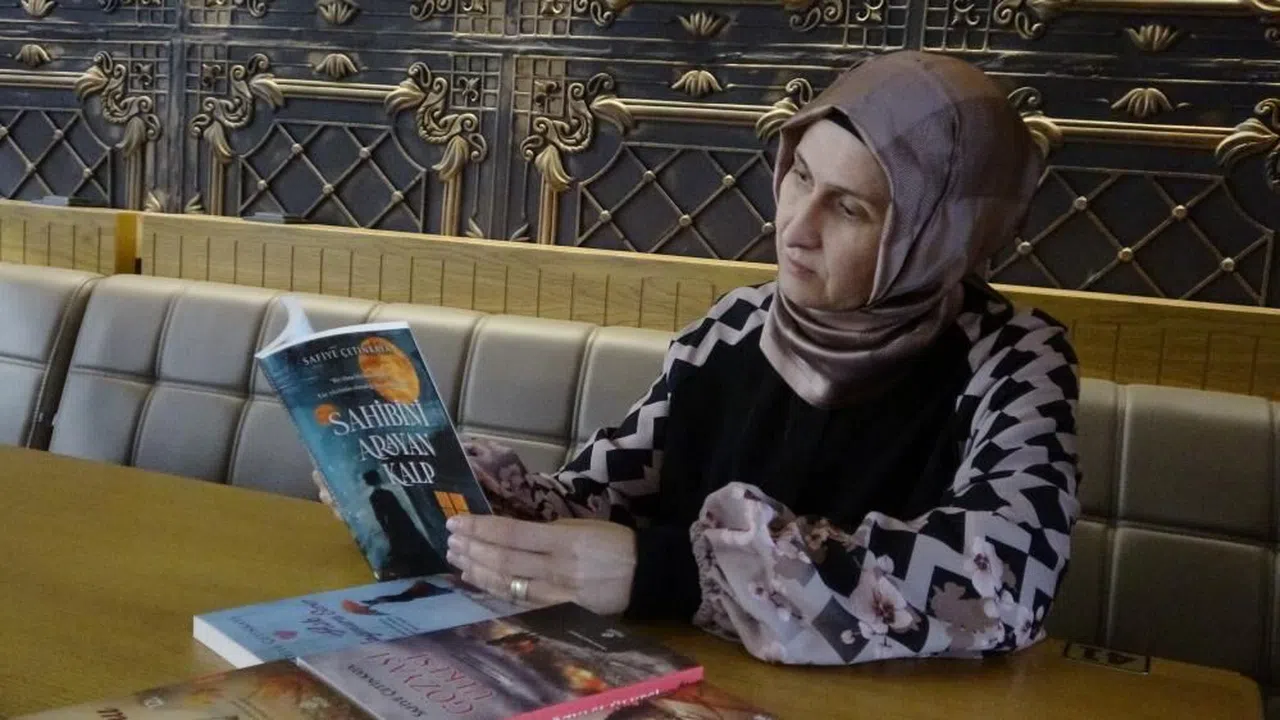 Dışlandığı başörtüsüyle, bugün gençlere yol gösteriyor