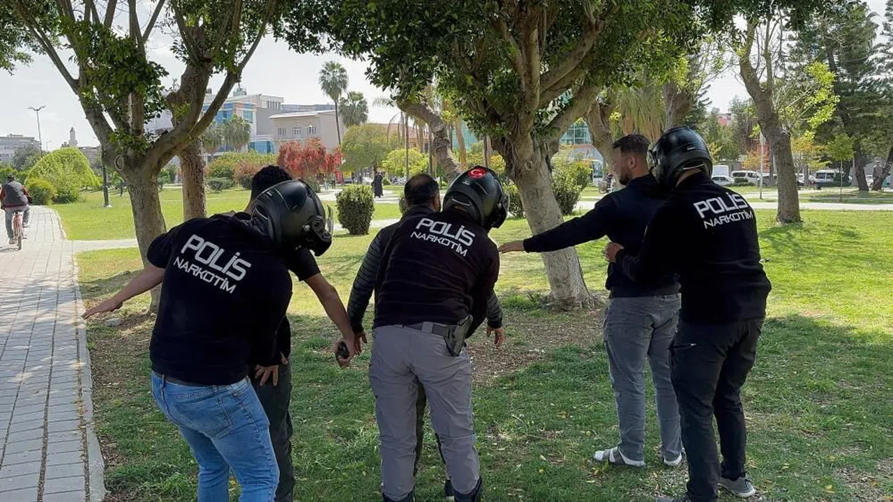 Park ve sokaklarda uyuşturucu içen 55 şahıs yakalandı