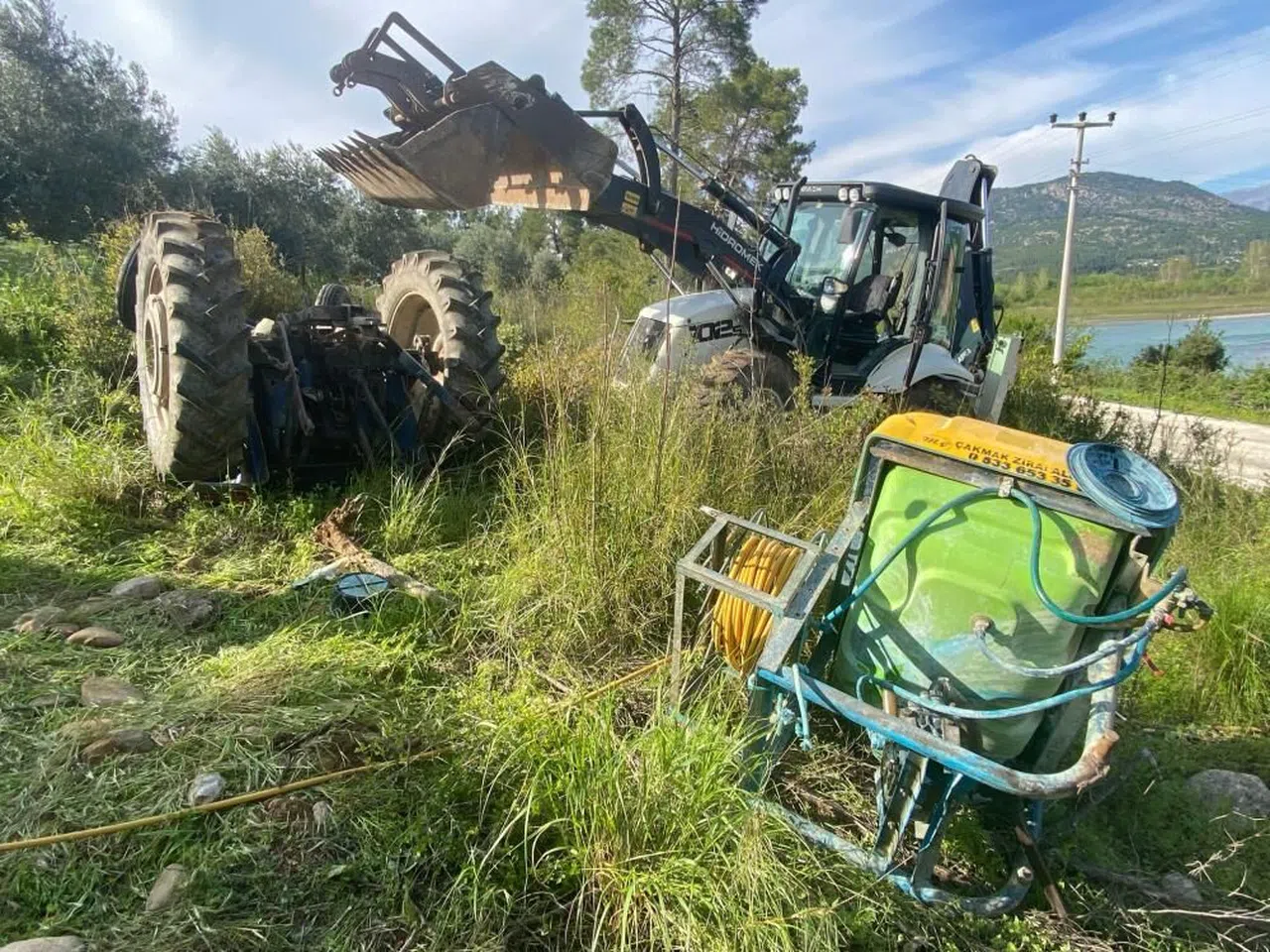Ağaçlarını ilaçlamak istedi, devrilen traktörün altında kalıp ağır yaralandı