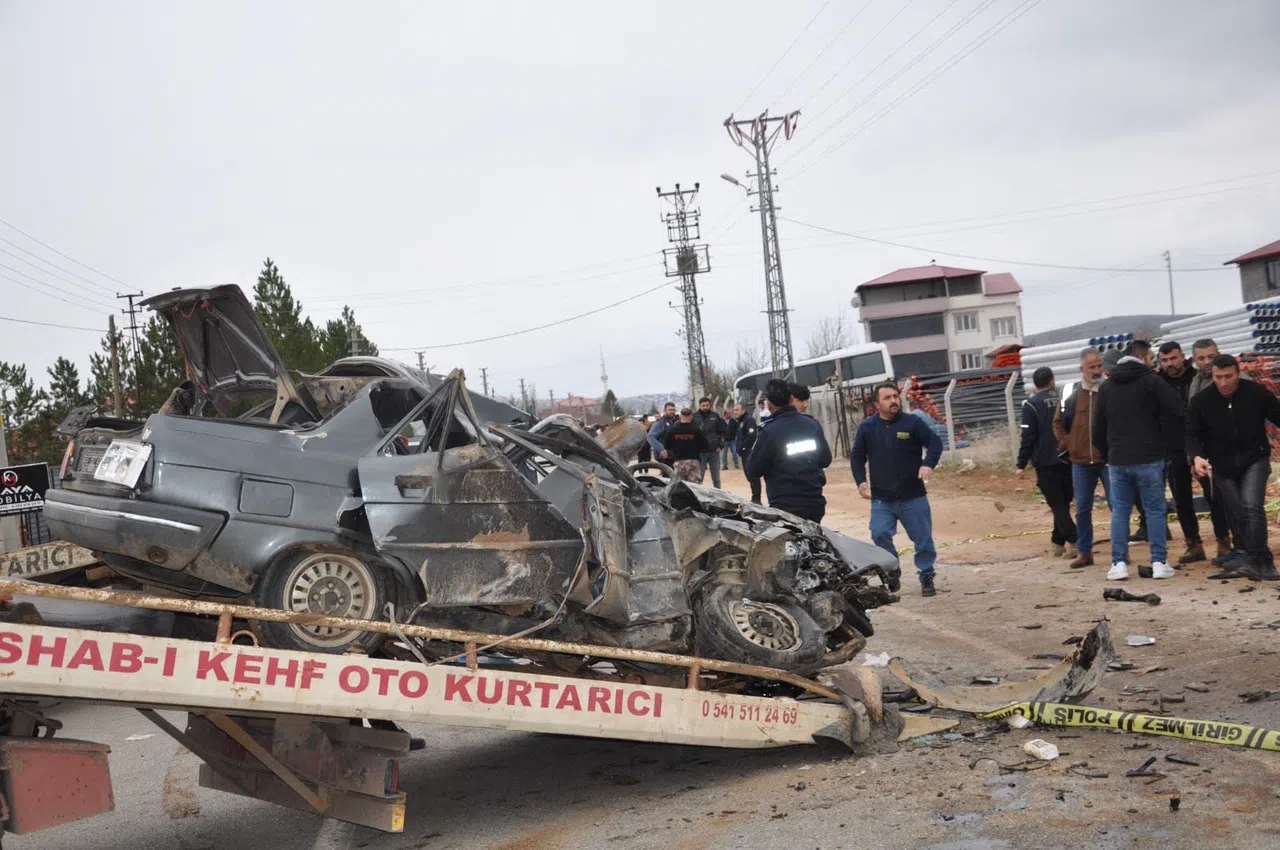Otomobil Kağıt Gibi Ezildi: 3 Ölü, 3 Yaralı