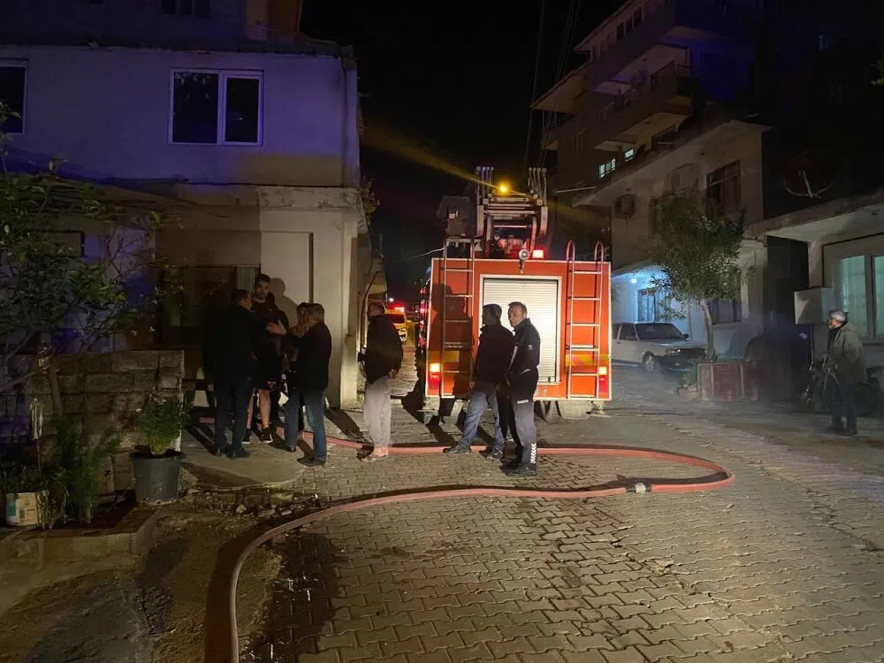 Annesine kızıp evi ateşe verdi, o anları da canlı yayınladı