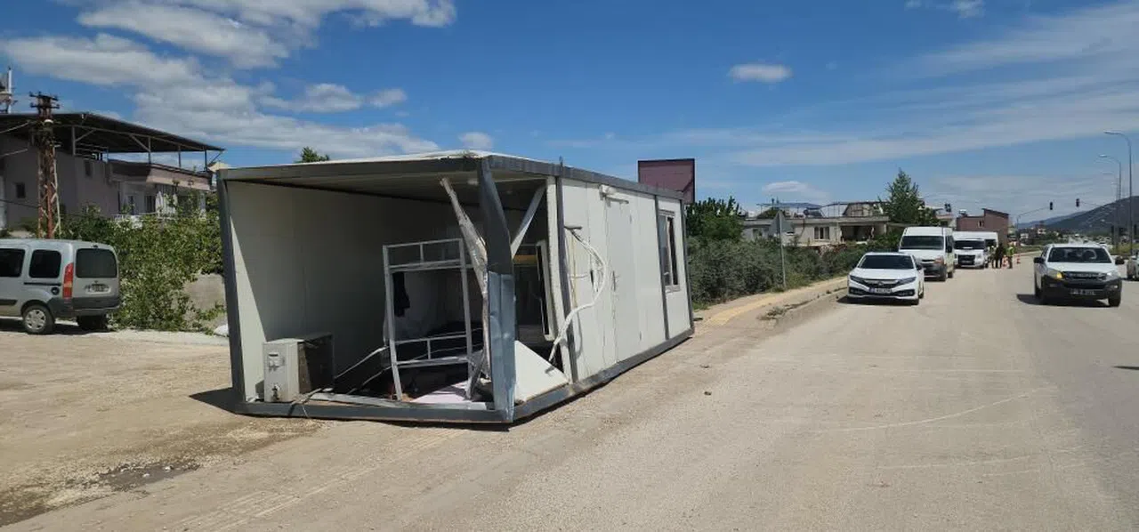 Kaza sonrası tırda yüklü konteyner yola devrildi