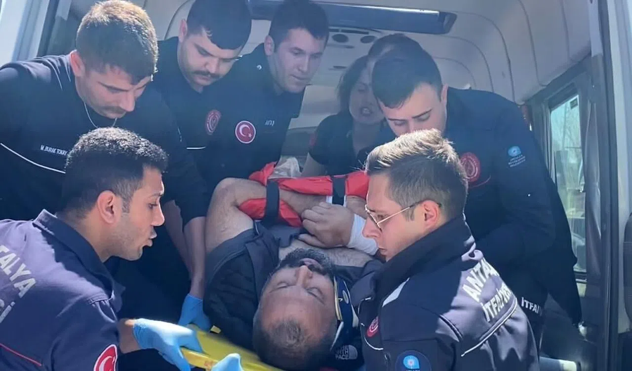 Tur Minibüsü Su Tankeriyle Çarpıştı: 6 Yaralı