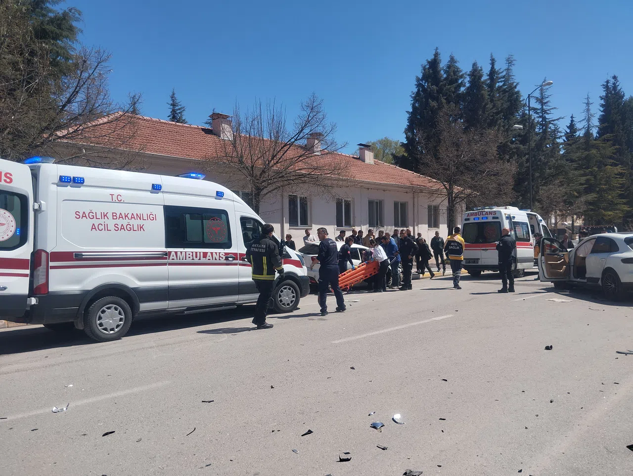 Antalya'da İki Otomobil Çarpıştı: 4 Yaralı