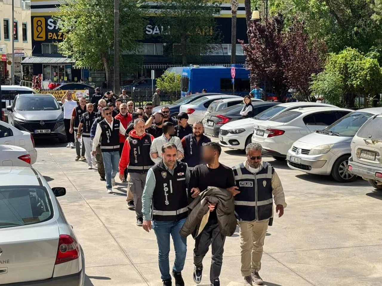 Birçok suçtan adliyeye sevk edilen şüpheliler: "Düğün alayı mı var?"