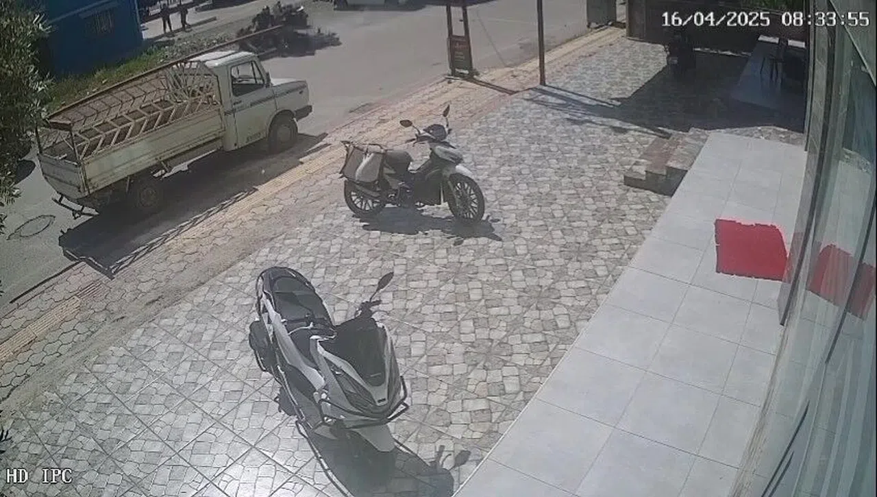 Motosiklete binmek isterlerken motosiklet çarptı