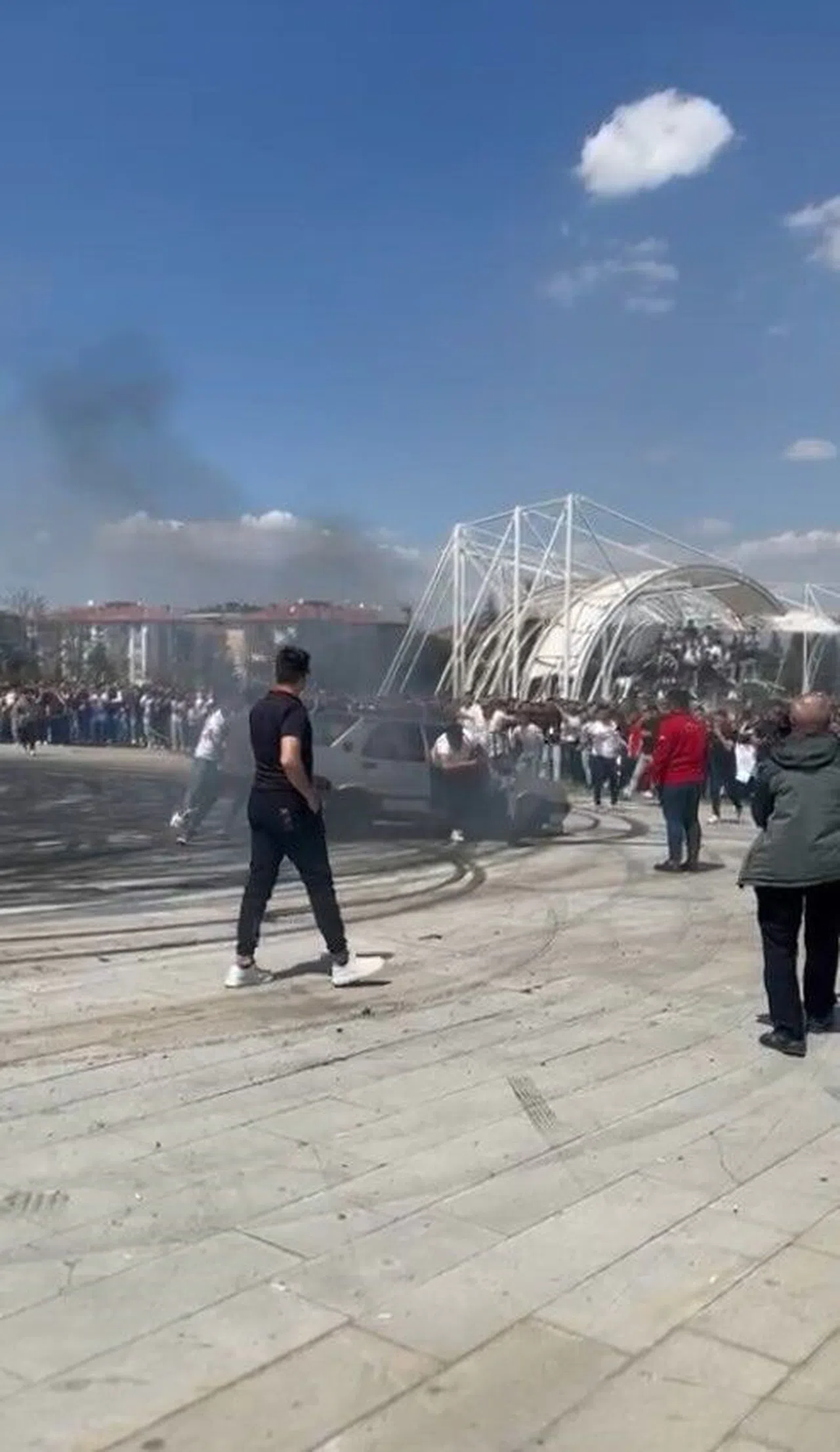 Modifiye festivalinde drift atan Tofaş alev aldı