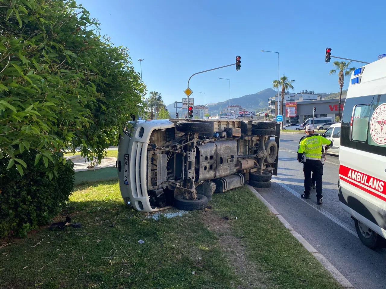Kamyonet Devrildi: 3 Yaralı