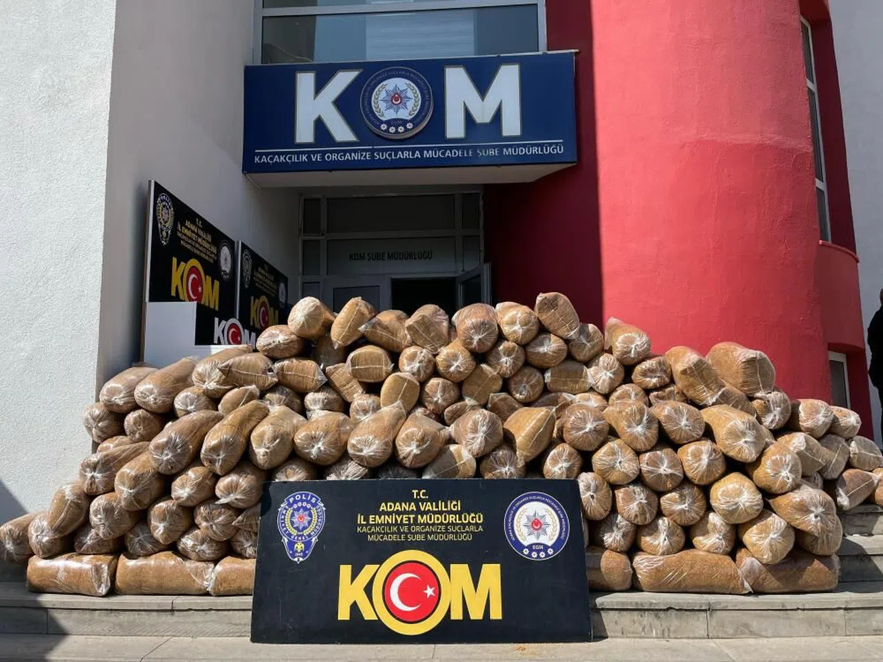 Araçta 1 ton kaçak kıyılmış tütün ele geçirildi