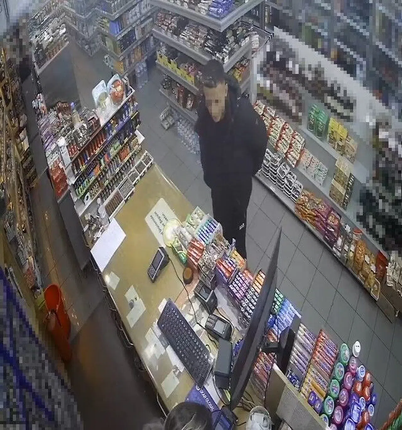 Alkol şişelerini poşete atıp sırra kadem bastı