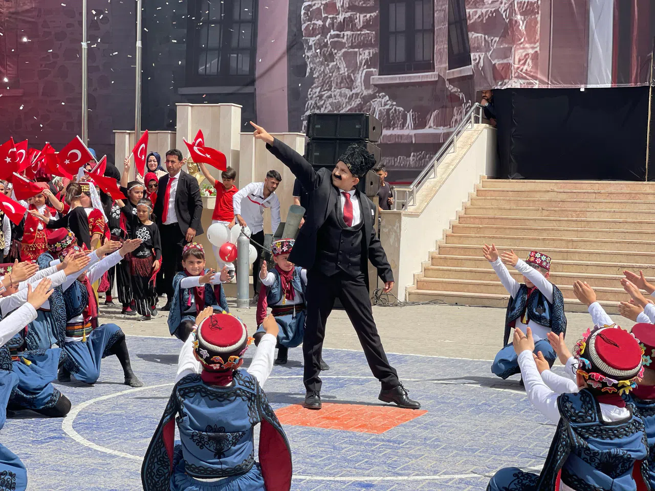 Öğrenciler TBMM'nin Açılışını Canlandırdı