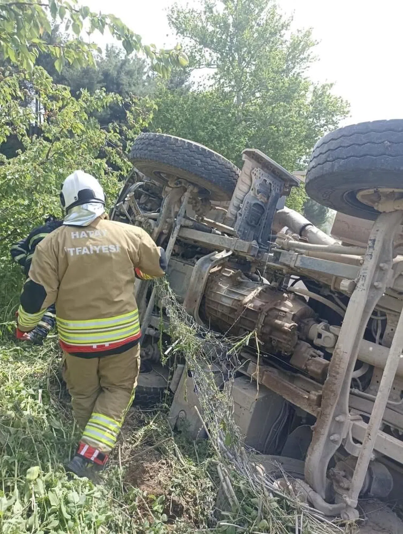 Asfalt yüklü kamyon devrildi: 1 yaralı