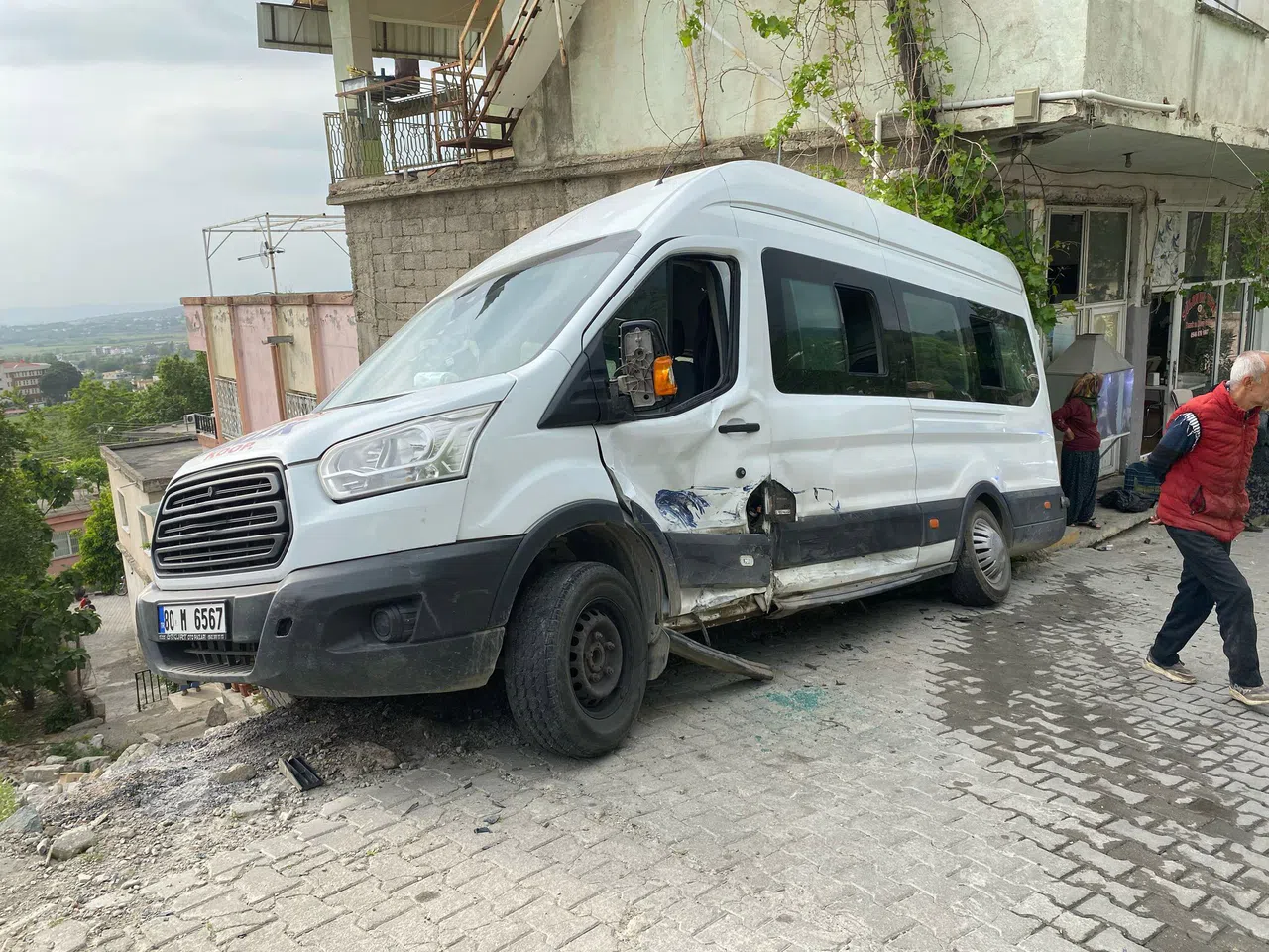 Okul Servisi İle Otomobil Çarpıştı: 9’u Öğrenci 11 Yaralı