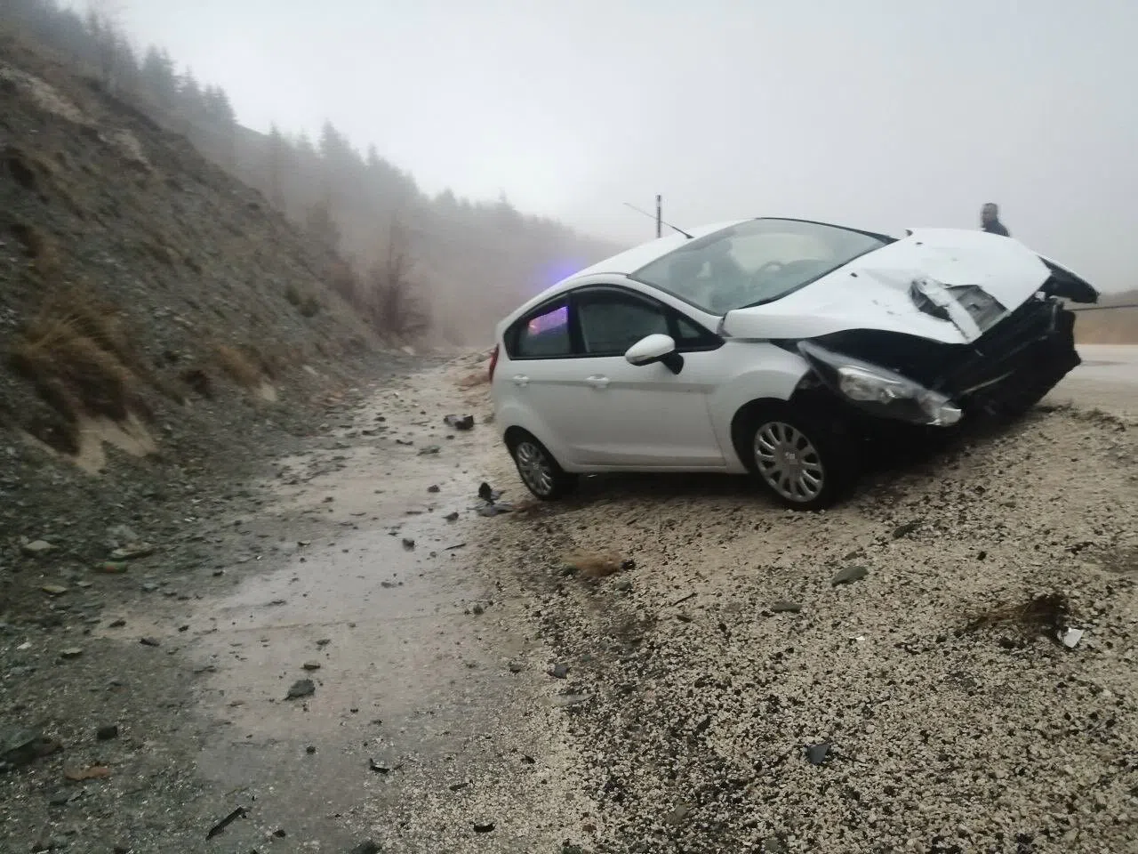 Kontrolden Çıkan Otomobil Yol Kenarındaki Tabelaya Çarptı: 2 Yaralı