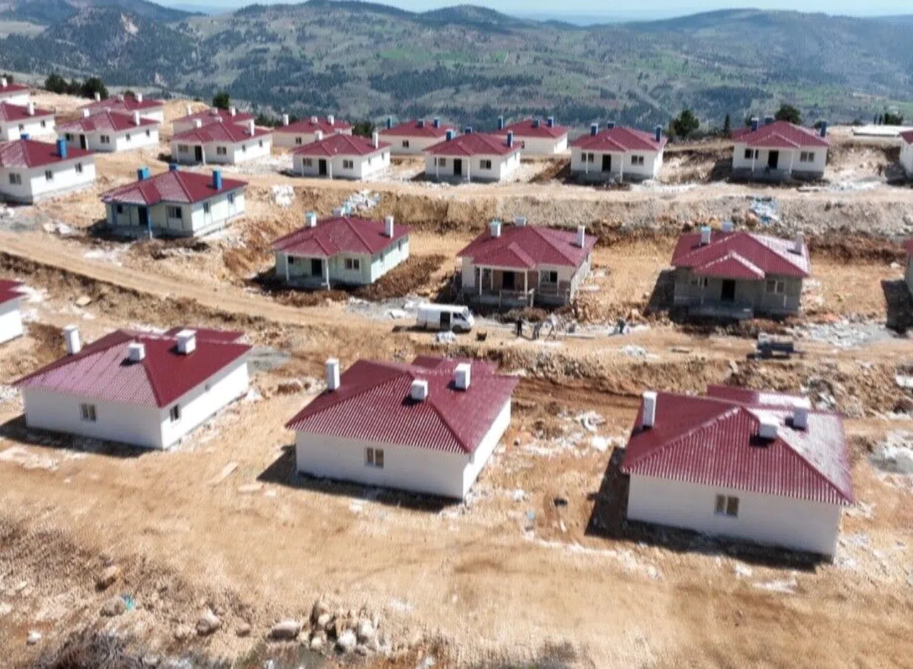 Depremin merkezinde köy evlerinin yapımı sürüyor