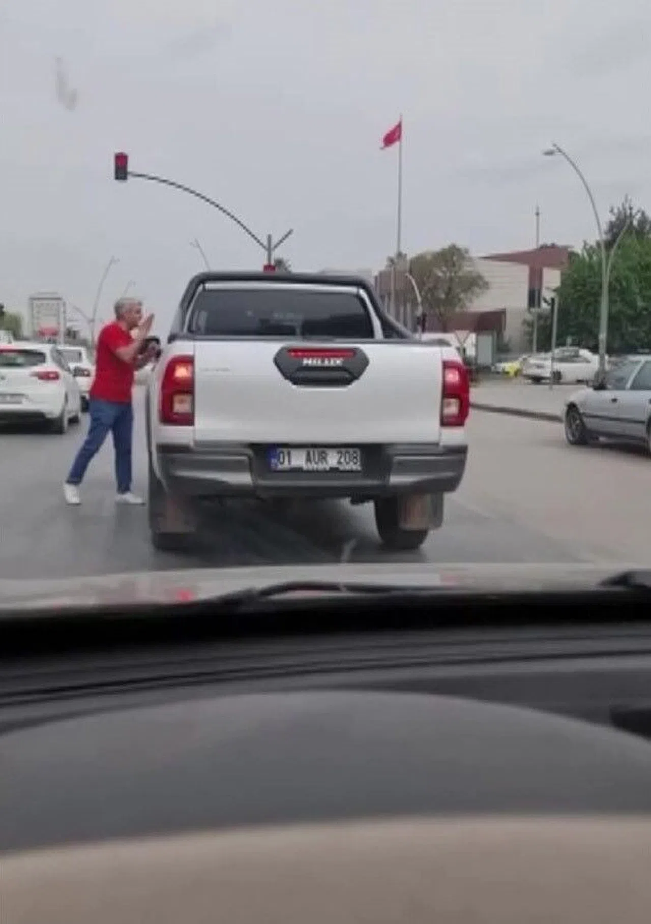 Yol Kavgasında Yaşlı Adamı Yumrukladı