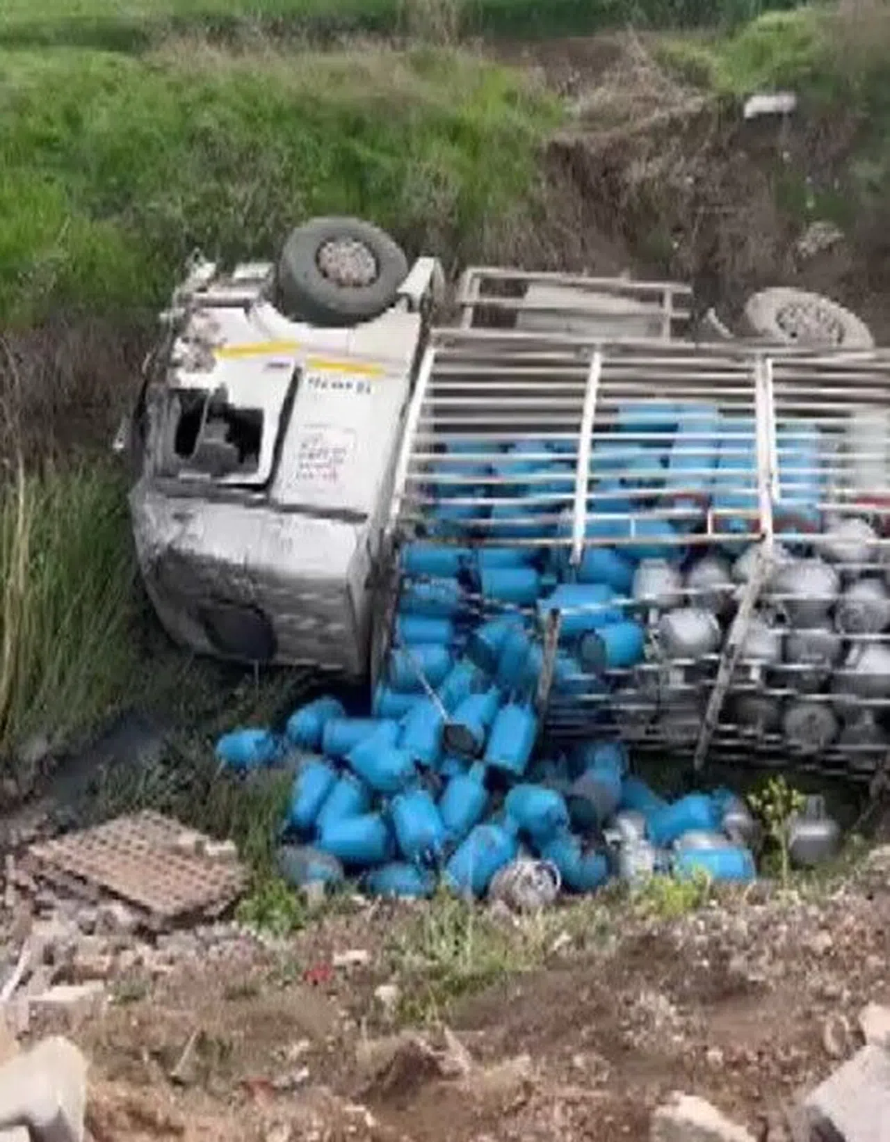 Tüp Yüklü Tır Otomobili Sürükleyip Devrildi
