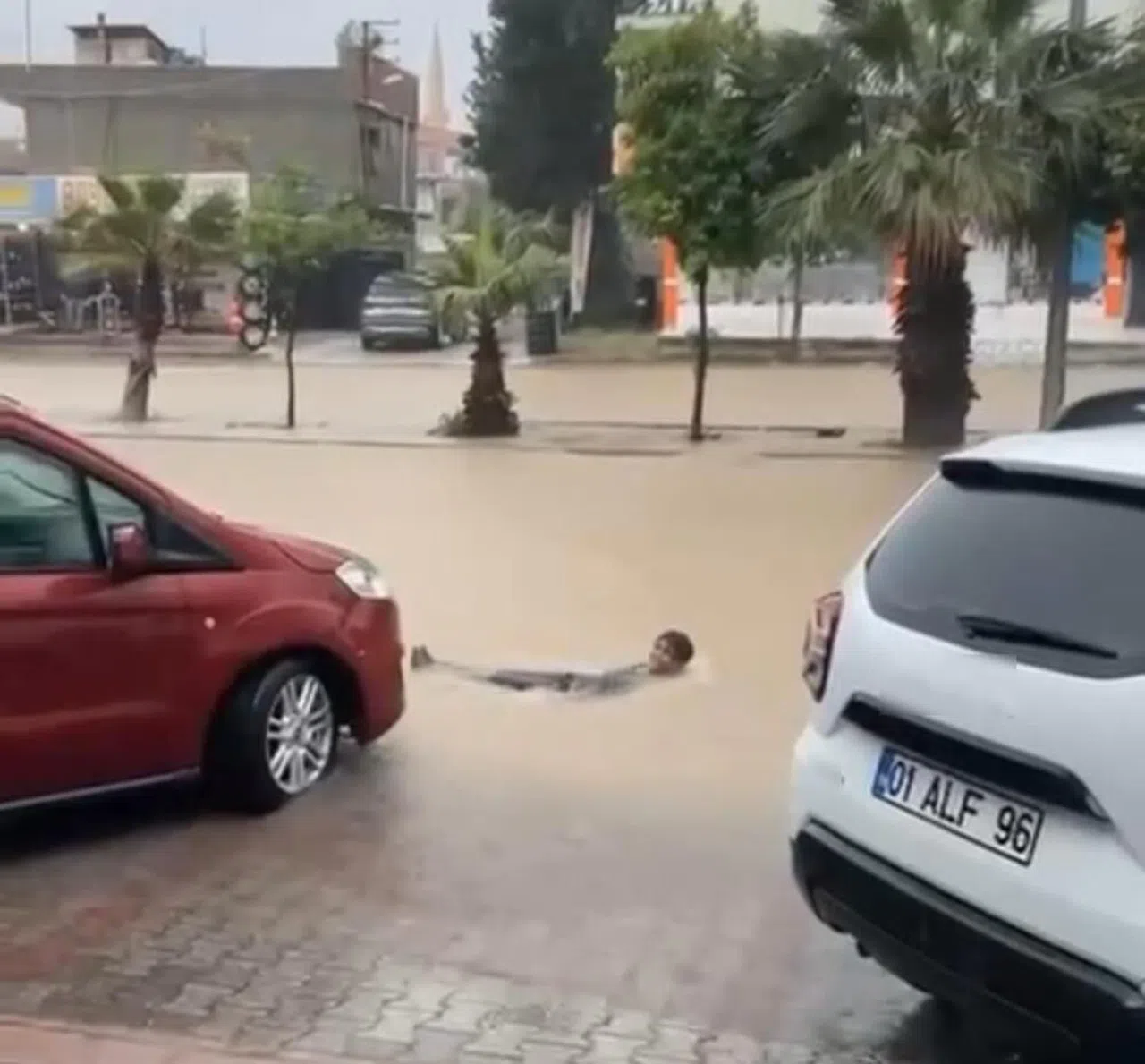 Yağmur hayatı felç etti: Kimi yüzdü kimi mahsur kaldı