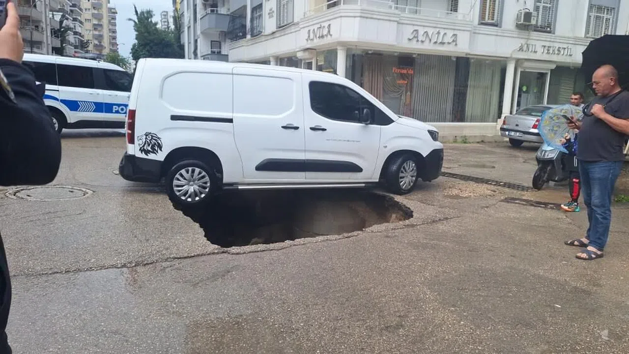 Yol çöktü, araç düşmekten son anda kurtuldu