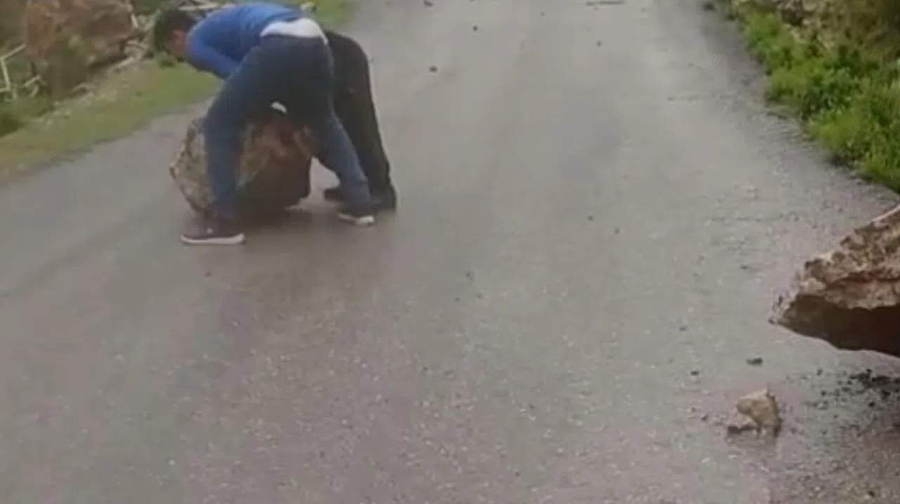 Yağmur Sonrası Yola Kayalar Düştü