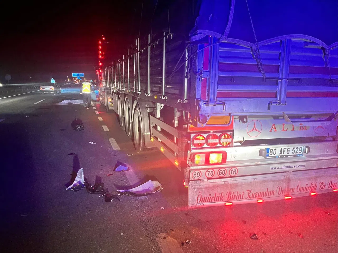 Park Halindeki Tıra Arkadan Çarpan Motosikletin Sürücüsü Öldü