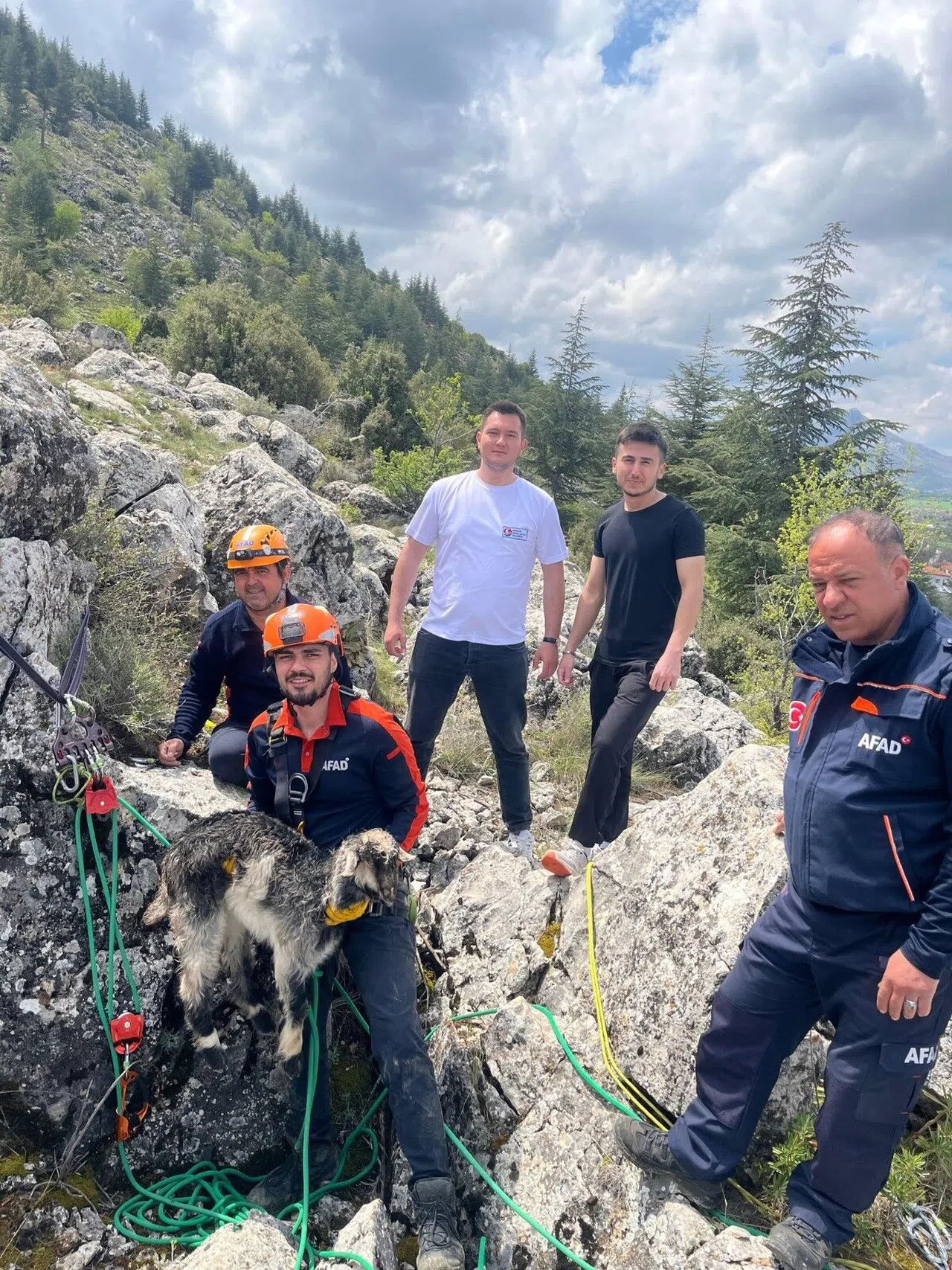 Kayalıklar Arasında Sıkışan Keçi Kurtarıldı