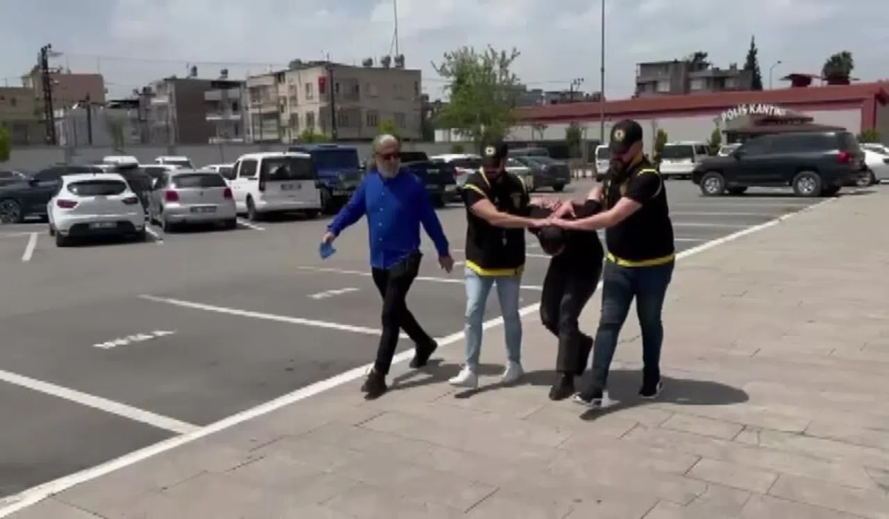 Katil komşu arkadaşını öldürüp, evi gaz yağı ile yakmış