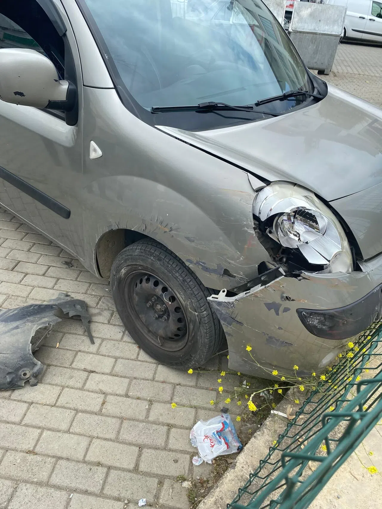 Motosiklet ve Hafif Ticari Araç Çarpıştı