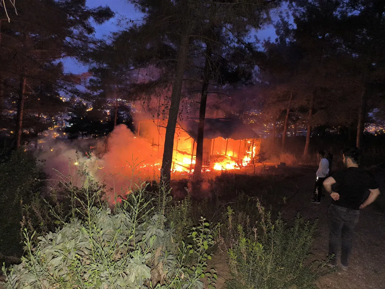 Barakadan Yükselen Alevler Ormana Sıçramadan