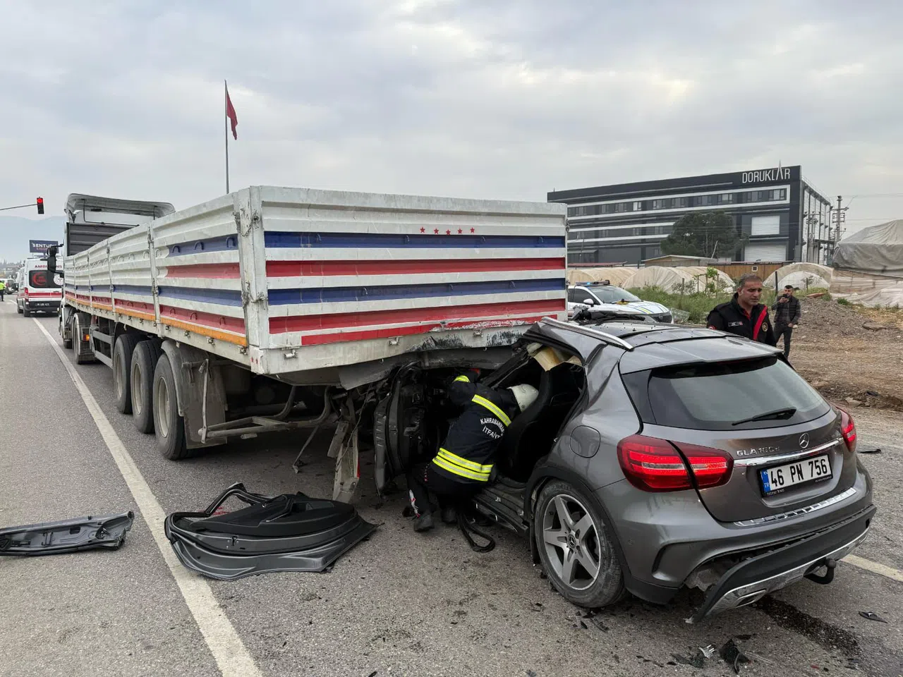 Kahramanmaraş'ta Otomobil tırın altına girdi