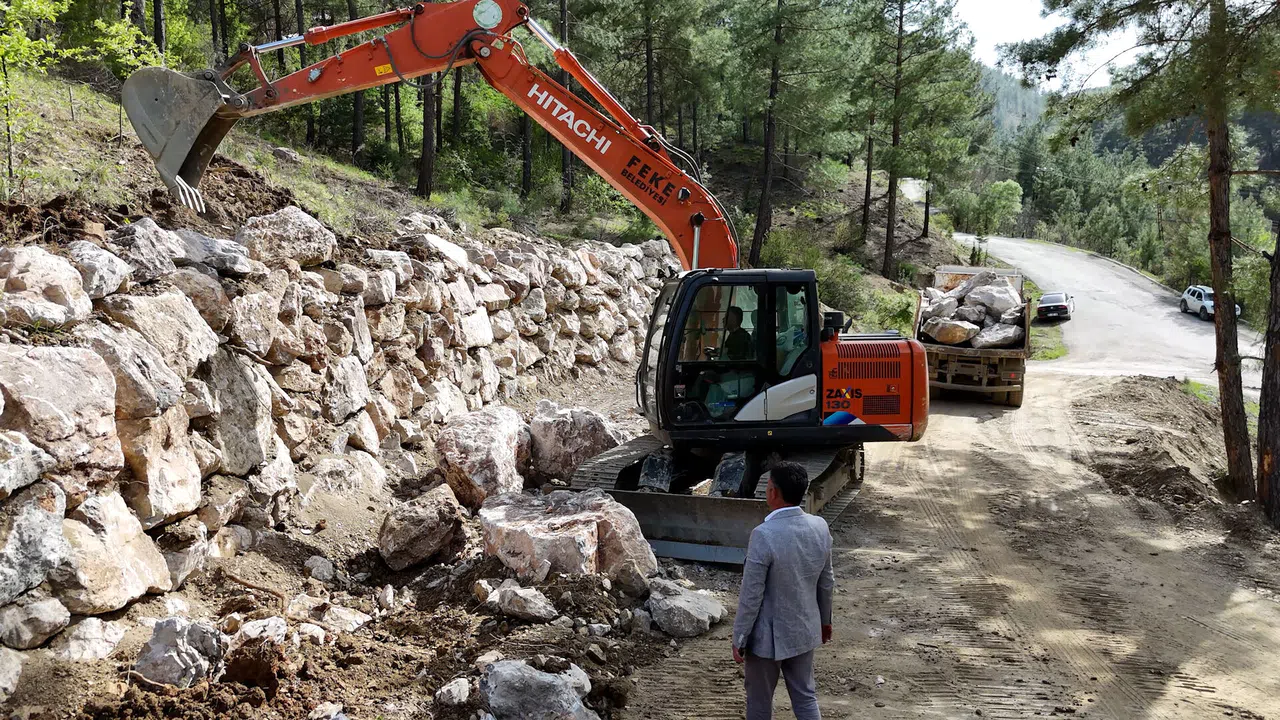 Mezarlık Alanında Yol Çalışması