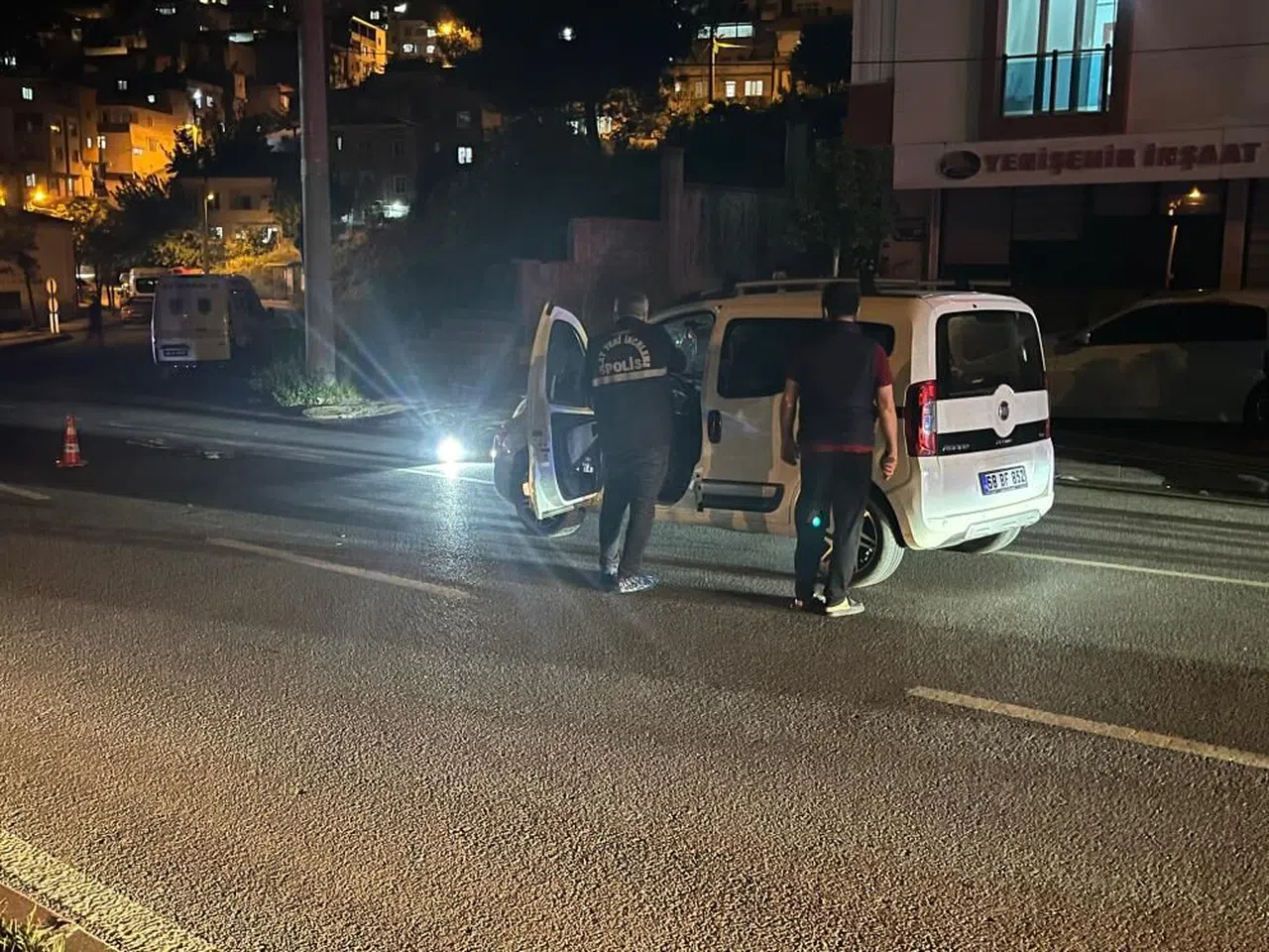 Hafif ticari araç anne ve kızına çarptı