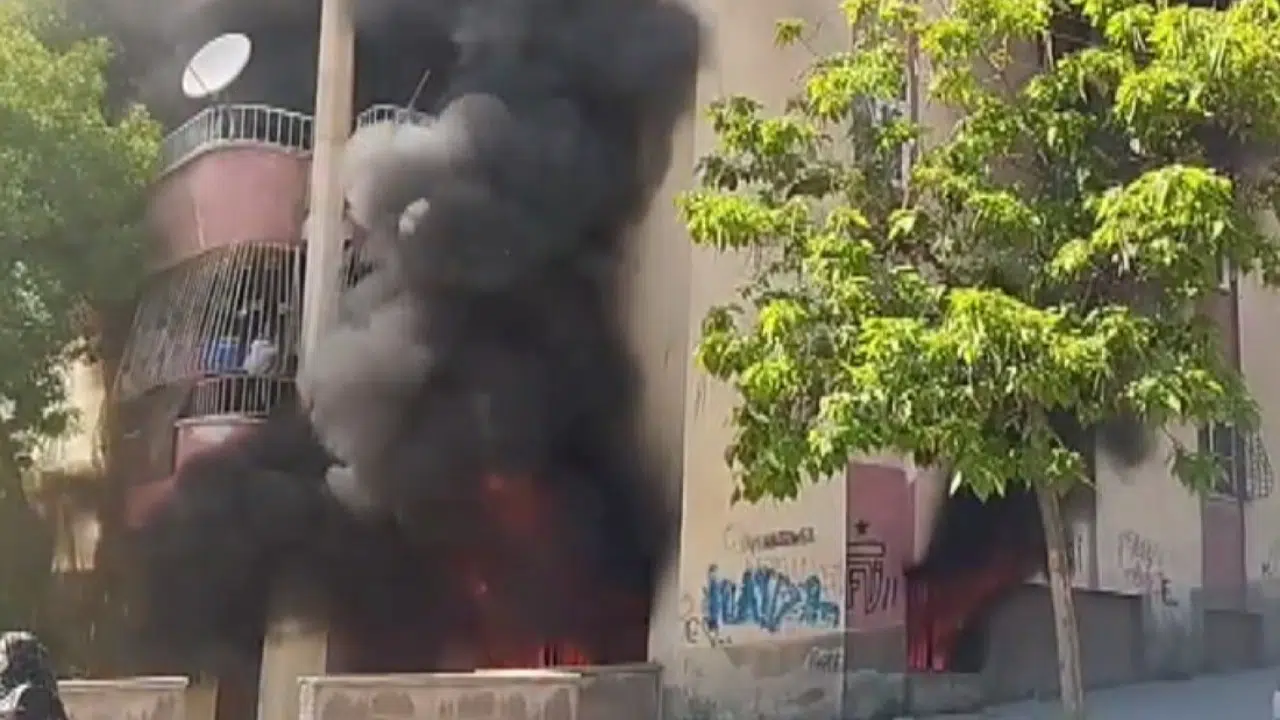 Apartman deposundan alevler yükseldi