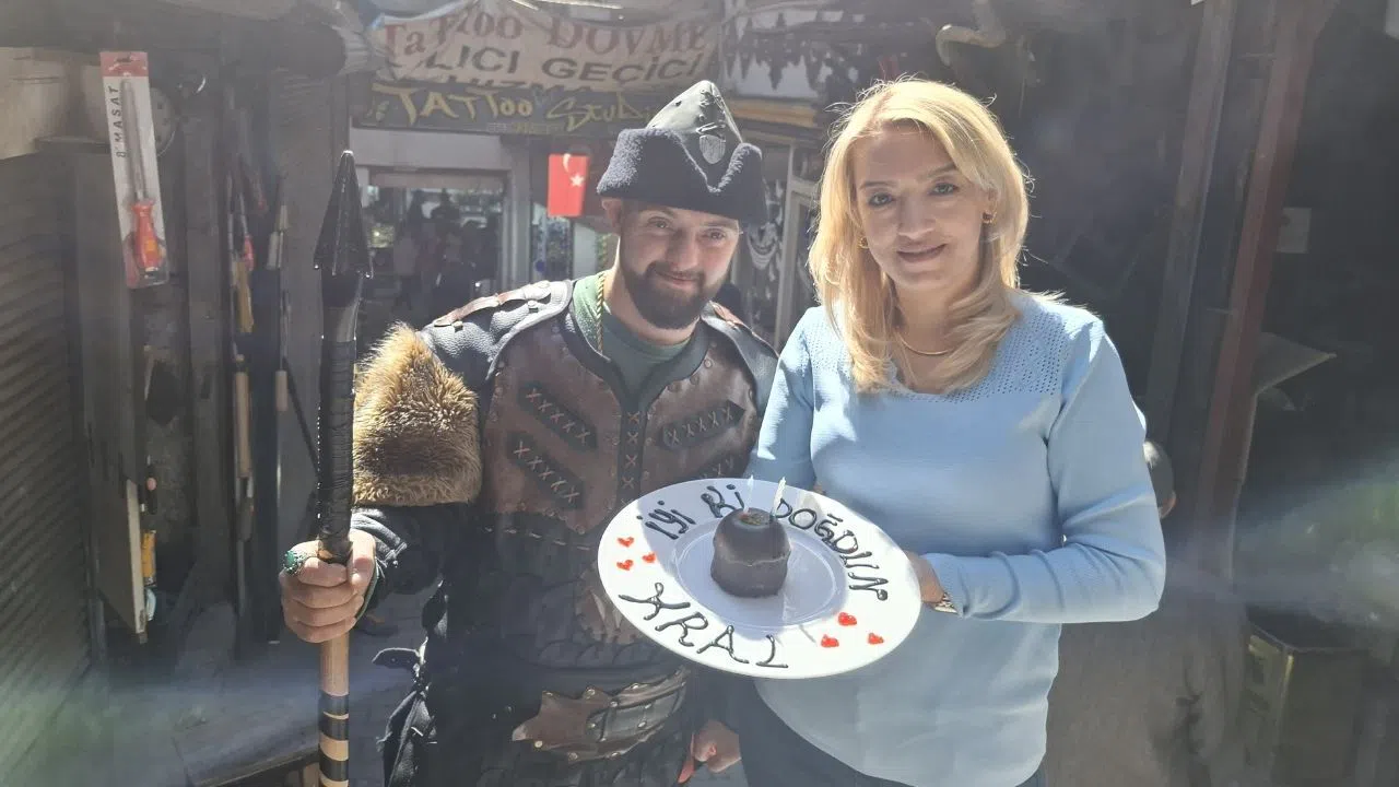 Tarihi Kapalı Çarşı'nın Neşe Kaynağı Emre’ye Doğum Günü Süprizi