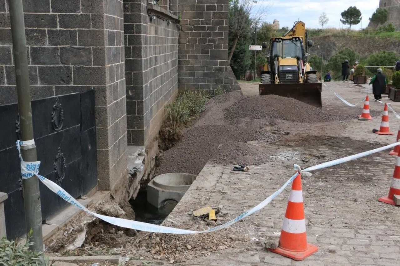 Sahabe kabirlerinin bulunduğu bölgede kanalizasyon kokusuna tepki