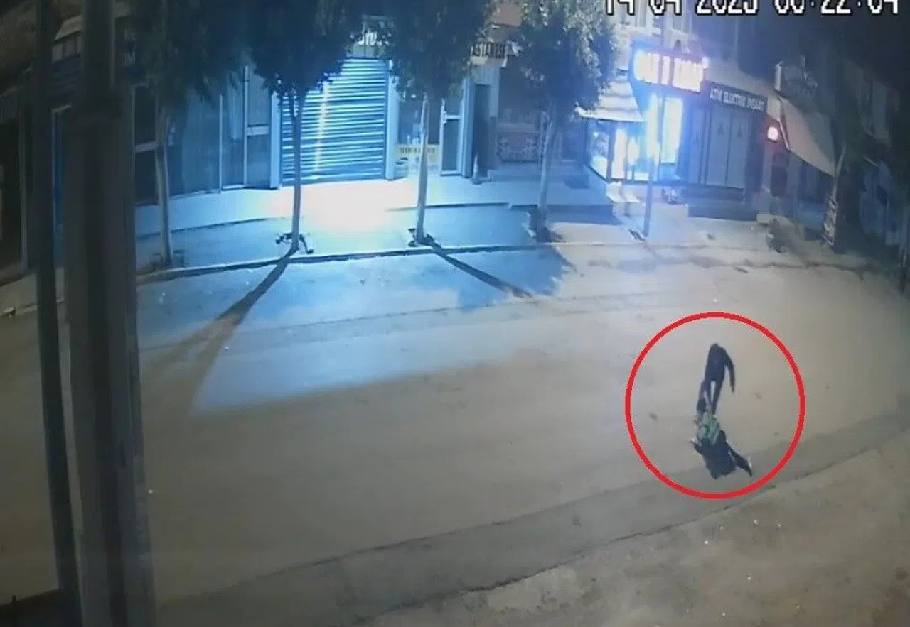 İşe gitmek için babasıyla servis bekleyen genç kadın dehşeti yaşadı