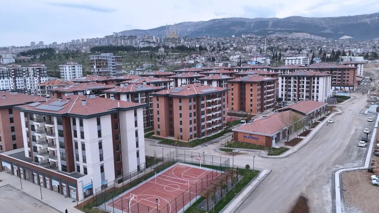 Bakan Kurum: "Ebrar Sitesi’nin yerine yaptığımız güvenli, konforlu konutlarımızı tamamladık"