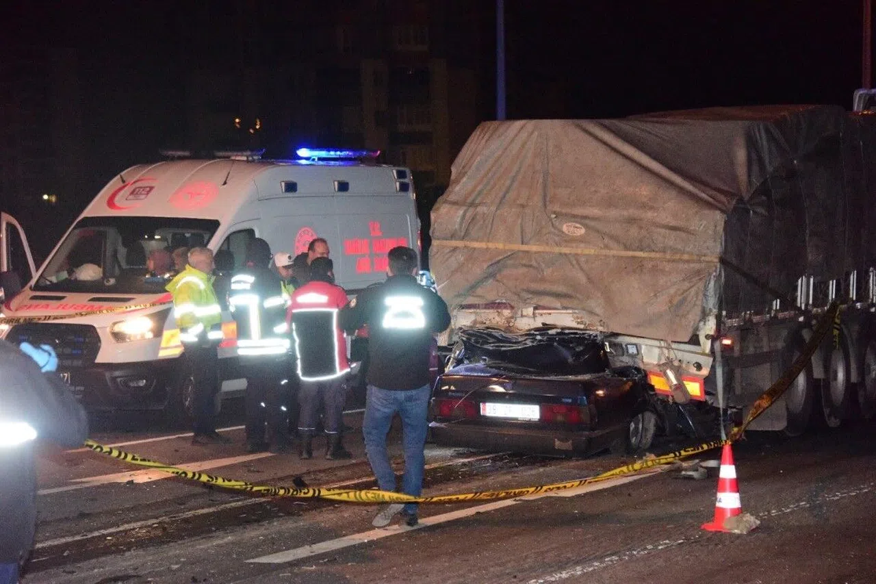 Fiat Tofaş marka araç tırın altına girdi, kağıt gibi ezildi: 1 ölü