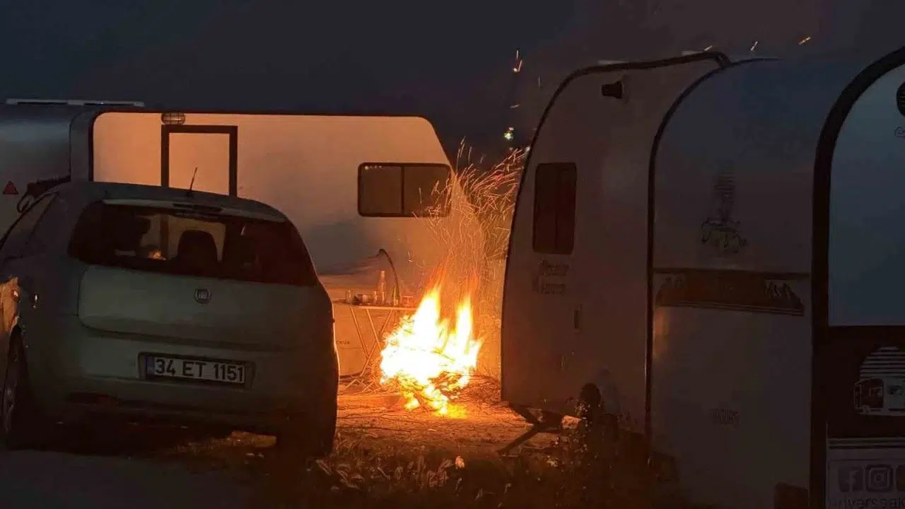 Deprem sonrası vatandaşlar karavanda ve parklarda geceliyor