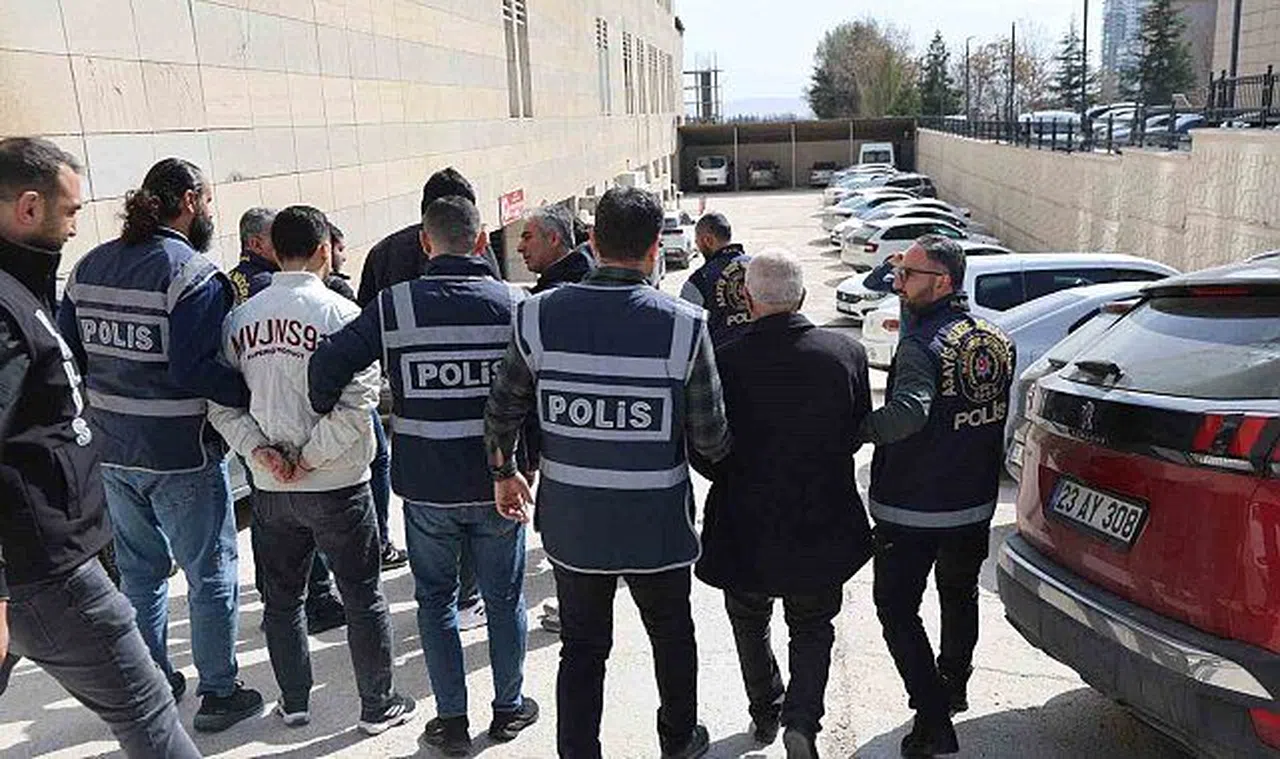 Köpeği Aracının Arkasında Sürükleyen Şahıs Tutuklandı