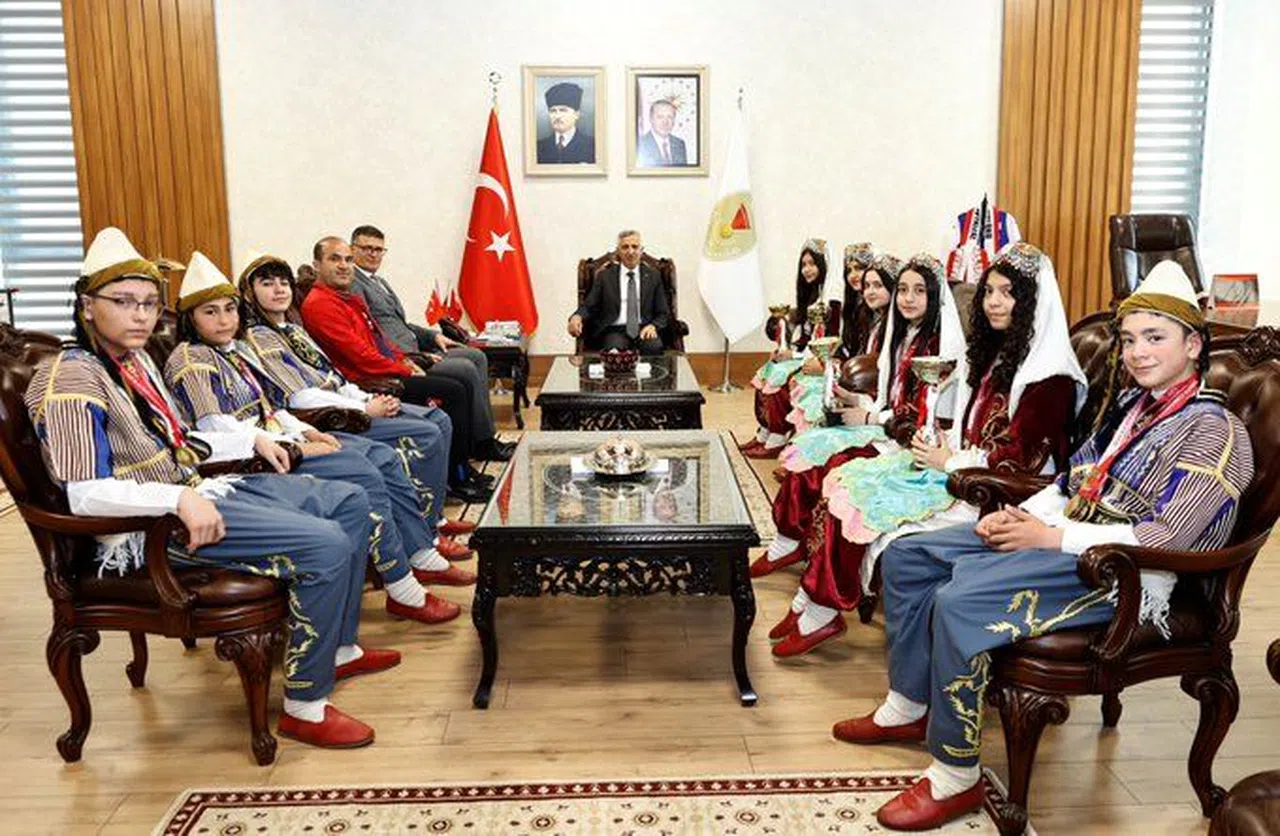 Vali Ünlüer Halk Oyunları Ekibine Başarılar Diledi