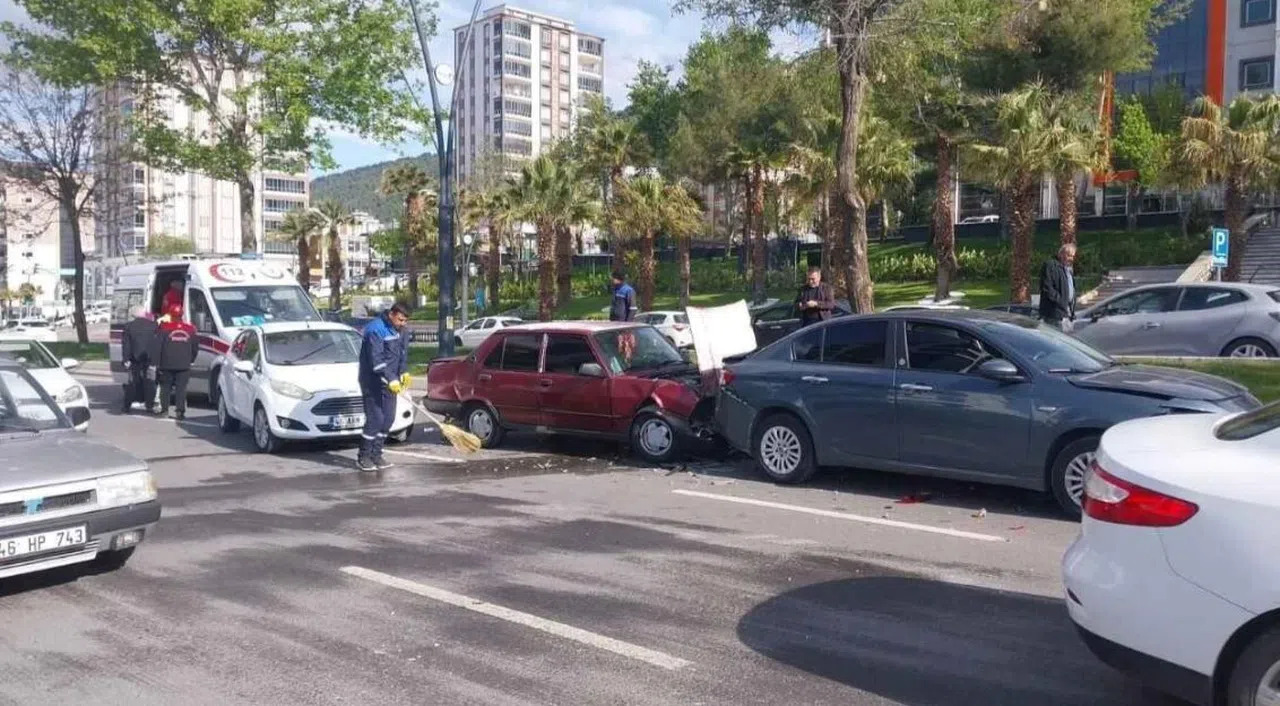 Zincirleme Trafik Kazası: 1 Yaralı