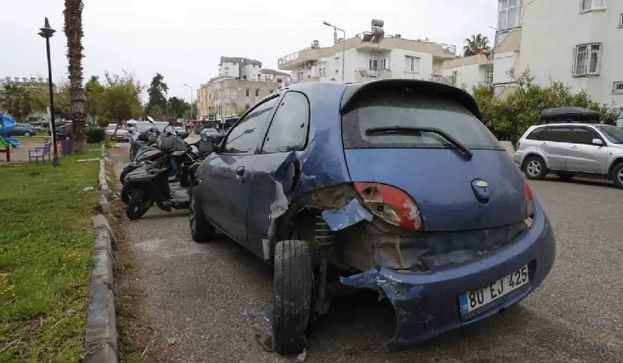 Lüks Otomobiliyle 1 Araç ve 6 Motosikleti Hurdaya Çevirdi