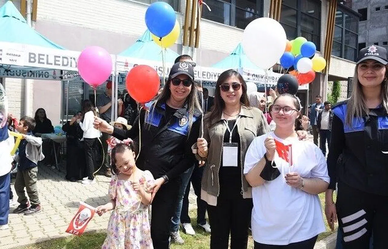 Çocuklar Bayramı Polislerle Kutladı