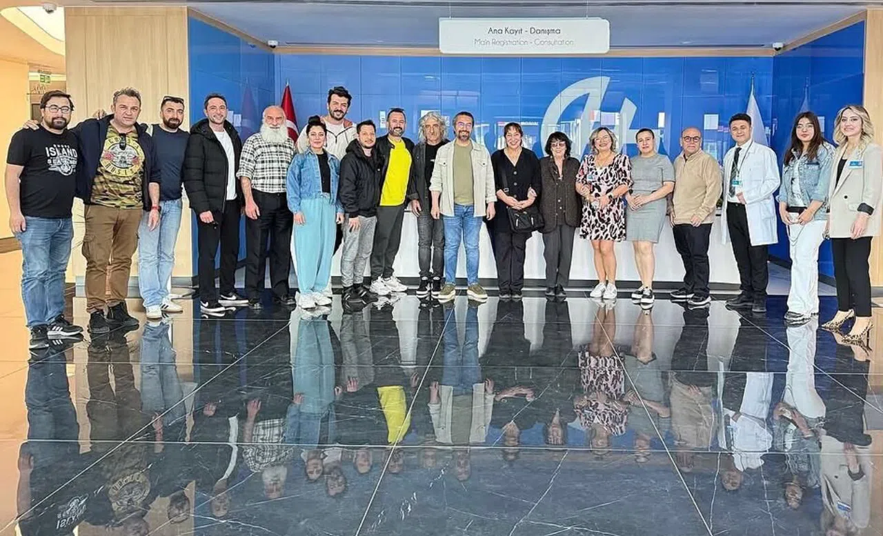 Melek Baykal ve tiyatro ekibi HG Hospital’ı Ziyaret Etti.