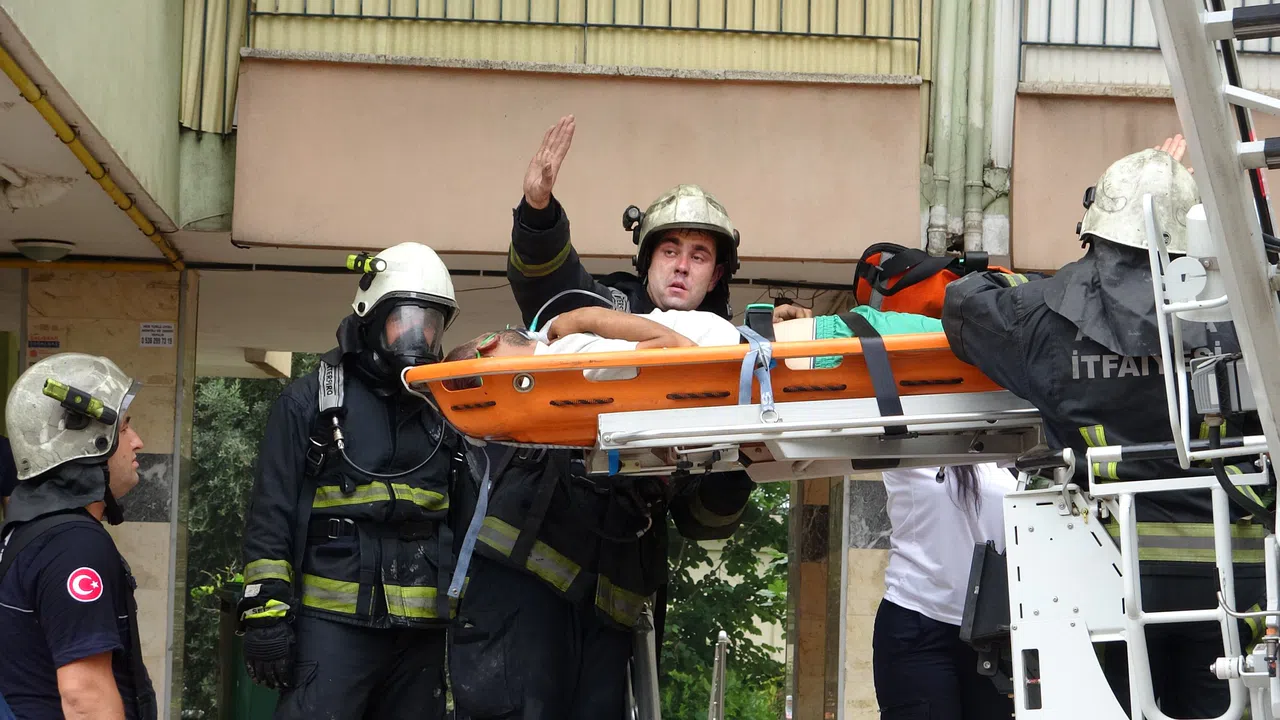 15 Katlı Apartmanda Yangın Çıktı Can Pazarı Yaşandı