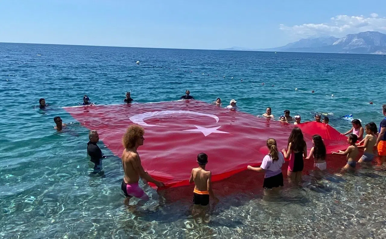 19 Mayıs’ı Denizde Dev Türk Bayrağı Açarak Kutladılar