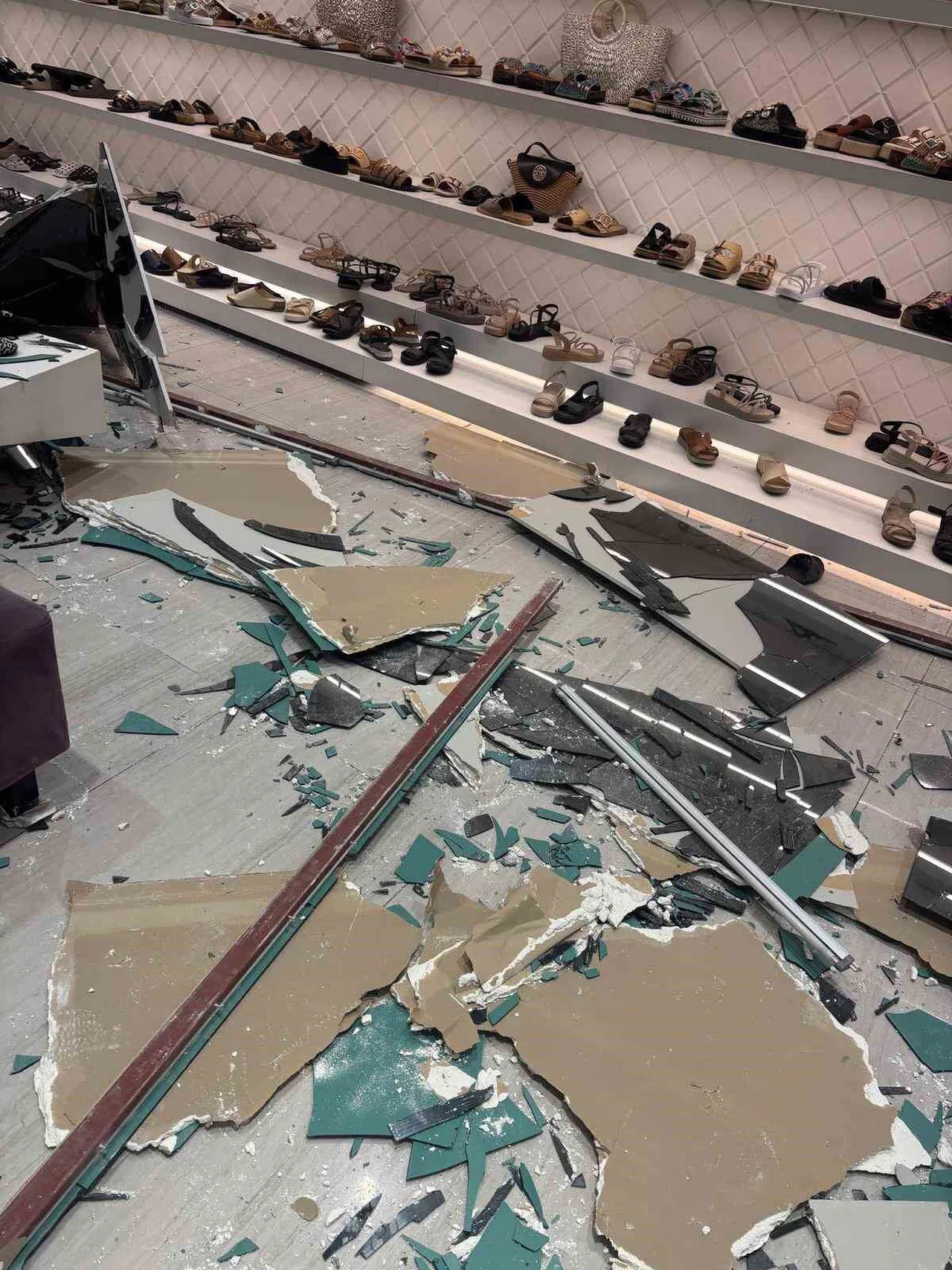 AVM’de Cam Tavan Çöktü: 2 Kişi Yaralandı